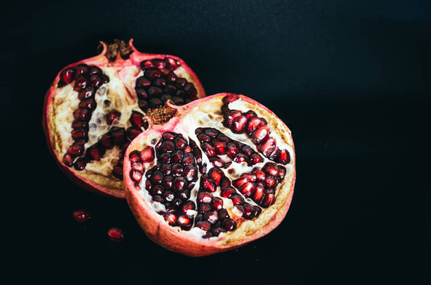 Mehukas kypsä punainen granaattiomena rikki kahtia. Tuoreet hedelmät ja luonnonmukaiset elintarvikkeet
 - Valokuva, kuva