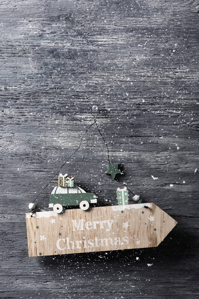 саморобна дерев'яна вивіска у формі стріли з текстом веселого Різдва, написаного в сірій сільській дерев'яній поверхні, під час снігу
 - Фото, зображення