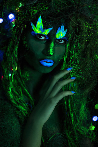 Mystic vihreä kuivausrumpu UV fluori musta valo Hehkuvat puut taustalla
 - Valokuva, kuva