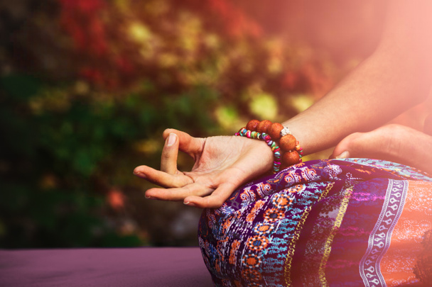 Nahaufnahme der Frau Hand in Mudra-Geste Praxis Yoga-Meditation im Freien Herbsttag - Foto, Bild