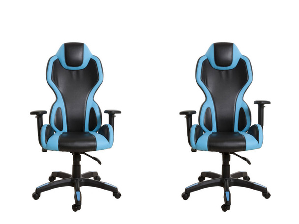 Čelní pohled na moderní kancelářská židle, čalouněné v černé a světle modrá kůže, izolované na bílém pozadí. Zobrazeno poloh opěrky. - Fotografie, Obrázek