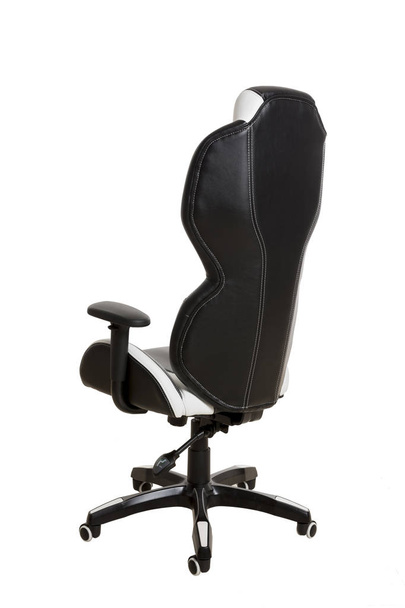 Modern ofis sandalye beyaz arka plan üzerinde izole bir siyah ve beyaz deri döşemeli bir arkadan görünüm. - Fotoğraf, Görsel