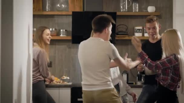 Les jeunes dansent et s'amusent dans la cuisine
 - Séquence, vidéo