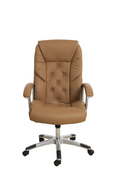 Вид спереду на розкішне офісне крісло, обтягнуте світло-коричневою шкірою. Ізольовані на білому тлі
. - Фото, зображення
