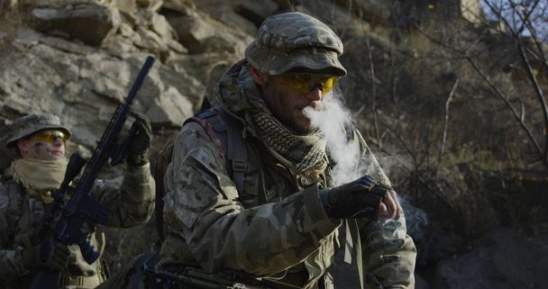 Soldat macht Pause und raucht - Foto, Bild