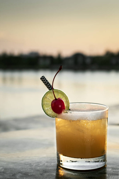 Pfirsich-Schraubenzieher gemixter Wodka-Cocktail-Drink im Freien an der Sunset Bar - Foto, Bild