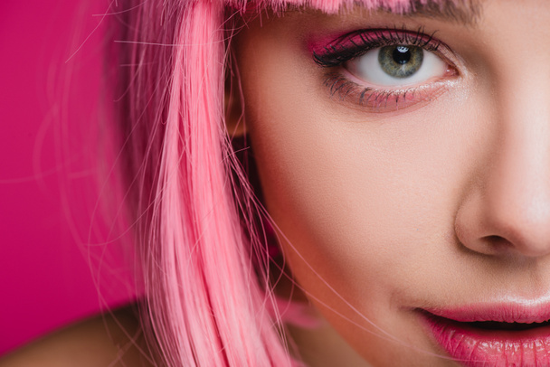 крупным планом красивая девушка позирует в розовом парике, изолированная на розовом
 - Фото, изображение