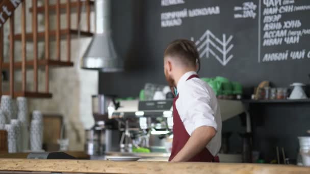 Fiatal pincér készít kávézóban kávé - Felvétel, videó