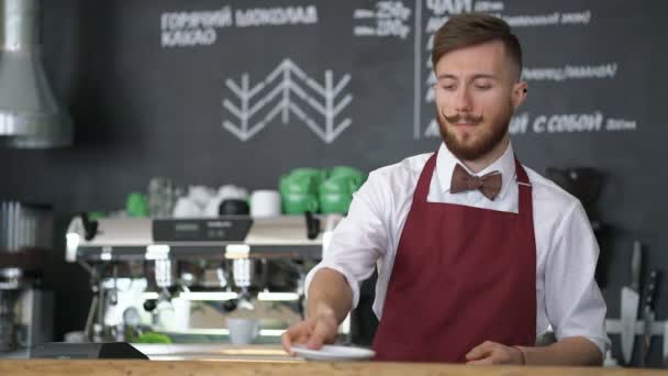 Hombre sonriente con café en la cafetería
 - Metraje, vídeo