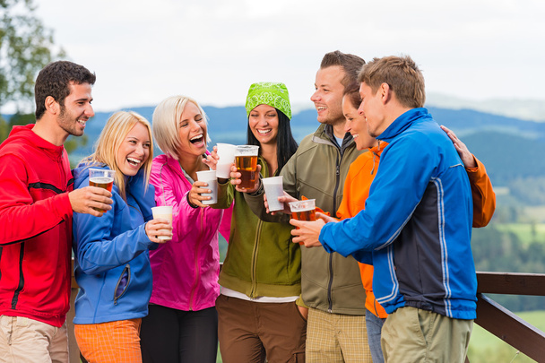 Happy friends clinking glasses drinking beer outdoors - Fotoğraf, Görsel