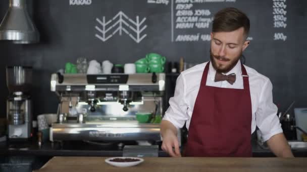 Νεαρό σερβιτόρο στο γκισέ - Πλάνα, βίντεο