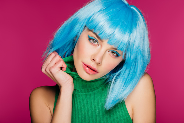attraente ragazza elegante posa in parrucca blu e dolcevita verde, isolato su rosa
 - Foto, immagini