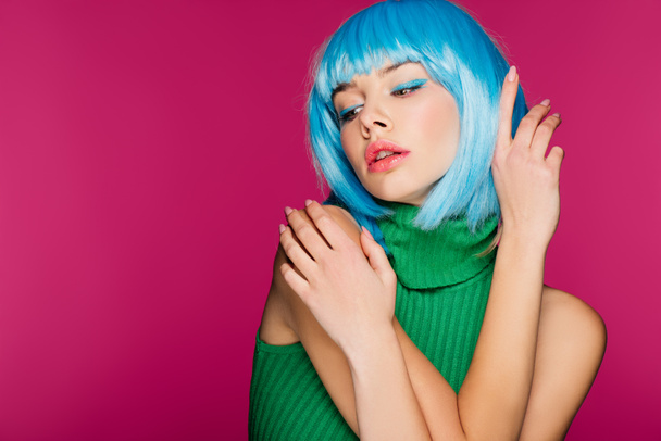 ελκυστική κοπέλα με τα μπλε μαλλιά χειρονομίες και θέτοντας, απομονώνονται σε ροζ - Φωτογραφία, εικόνα