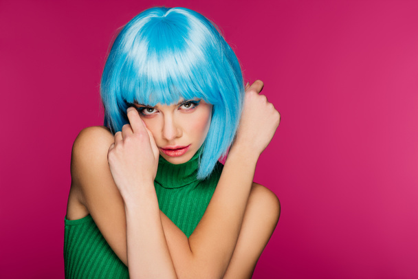 gyönyörű modell kék hajjal, rózsaszín elszigetelt - Fotó, kép