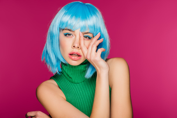 hermosa chica de moda posando en peluca azul, aislado en rosa
 - Foto, Imagen