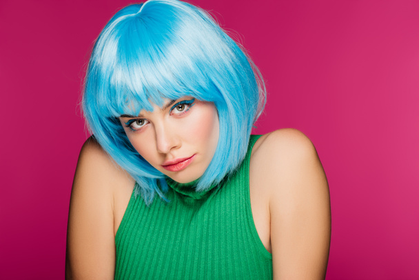 encantadora joven posando en peluca azul, aislado en rosa
 - Foto, Imagen