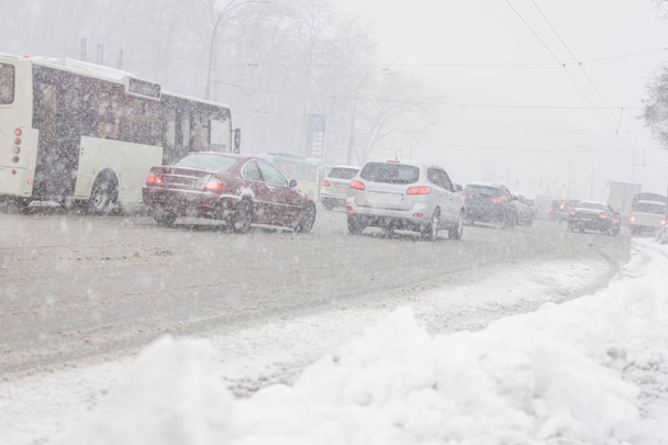 吹雪、キエフで交通渋滞。多くの車で冬の雪の道 - 写真・画像
