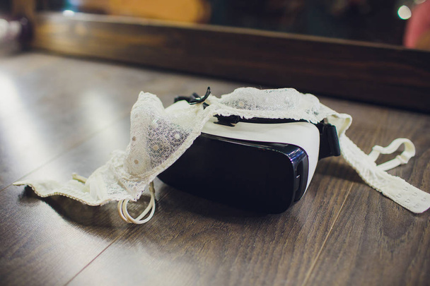 femelle, soutien-gorge sur un drap noir, réalité virtuelle vr technologie utilisée pour porno vr vidéo dans le divertissement pour adultes
. - Photo, image