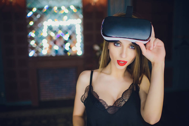 Woman using the virtual reality headset - Foto, imagen