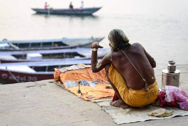 Yogi aan de oevers van de rivier de Ganges, India, November 2016 - Foto, afbeelding