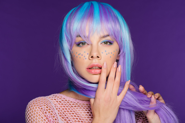 hermosa chica sensual posando en peluca violeta con estrellas en la cara, aislado en púrpura
 - Foto, Imagen