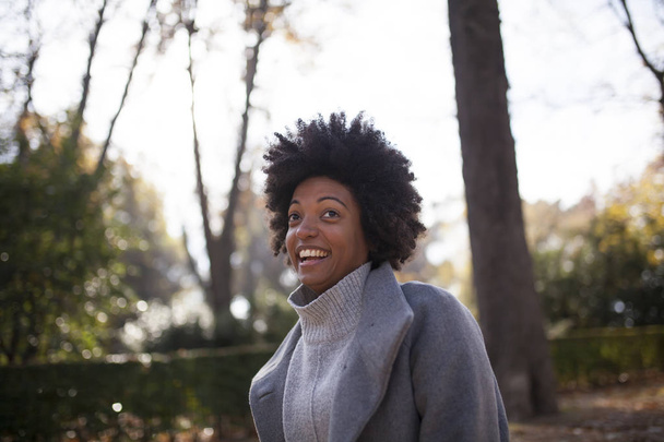 szép afro nő birtoklás móka a parkban - Fotó, kép