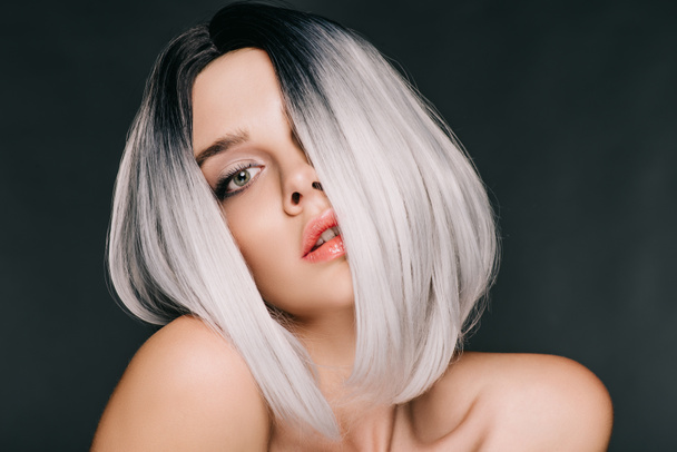 naked fashionable girl posing in grey wig, isolated on black - Foto, Imagen