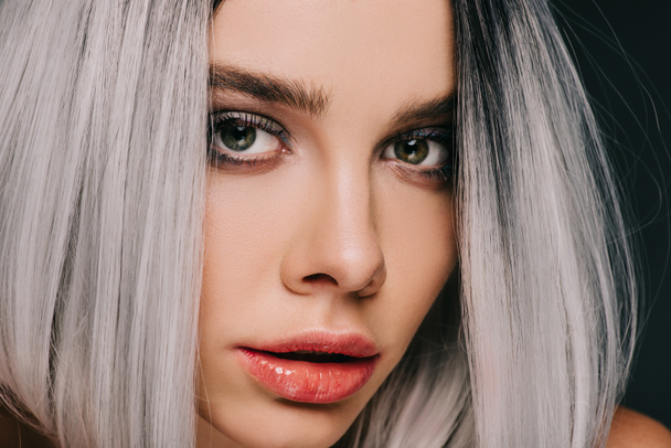 close up of beautiful fashionable girl posing in grey wig, isolated on black - Foto, imagen