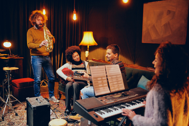 Multikulturális jazz zenekar, a házi stúdiójában koncert gyakorlás. - Fotó, kép