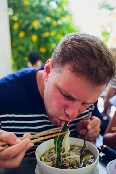 man eating soup fo in vietnam - Φωτογραφία, εικόνα