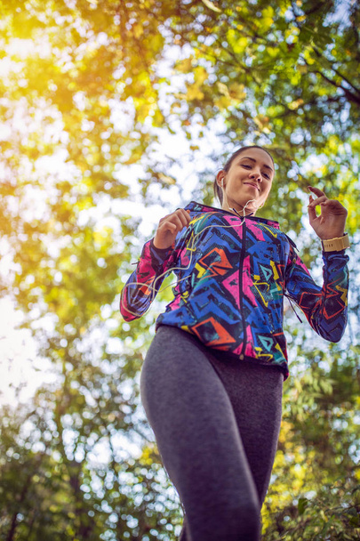 Mladá žena, běh, běhání po lese, cvičení a fitness koncept - Fotografie, Obrázek