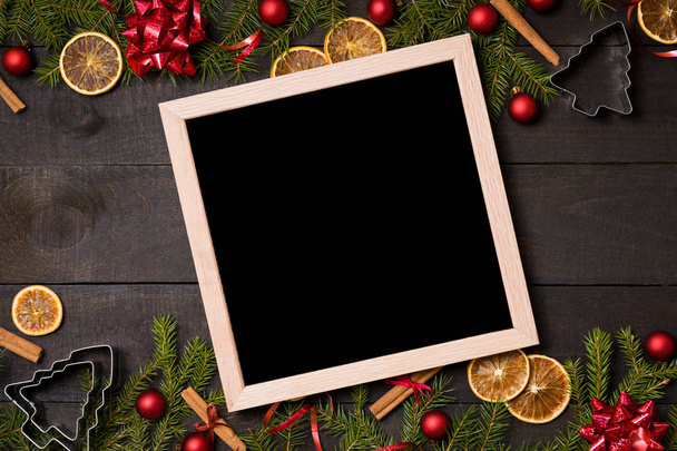 Clear black felt letter board flatlay em mesa de madeira rústica escura com decoração de Natal e placa de abeto. Vista superior com espaço livre de cópia de texto
 - Foto, Imagem