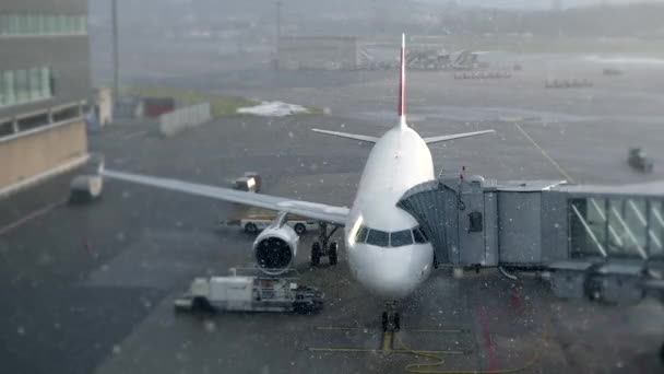 Repülőgép a repülőtéren havas időben - Felvétel, videó