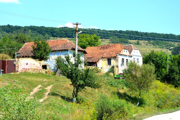 Τυπικό αγροτικό τοπίο και χωρικός σπίτια στο χωριό Felmer, Felmern, Τρανσυλβανία, Ρουμανία. Ο οικισμός ιδρύθηκε από το σαξονικό αποίκους στα μέσα του 12ου αιώνα - Φωτογραφία, εικόνα