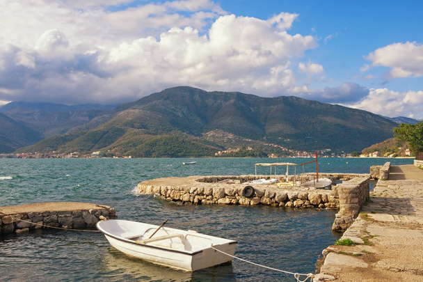 Piękny zimowy krajobraz śródziemnomorski. Czarnogóra, Morze Adriatyckie, Zatokę Kotorską, w mieście Tivat  - Zdjęcie, obraz