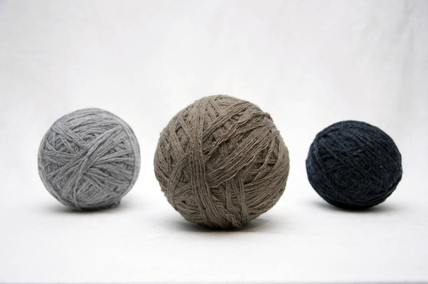 Ballen van wol, garen, naaldwerk op een witte achtergrond. - Foto, afbeelding