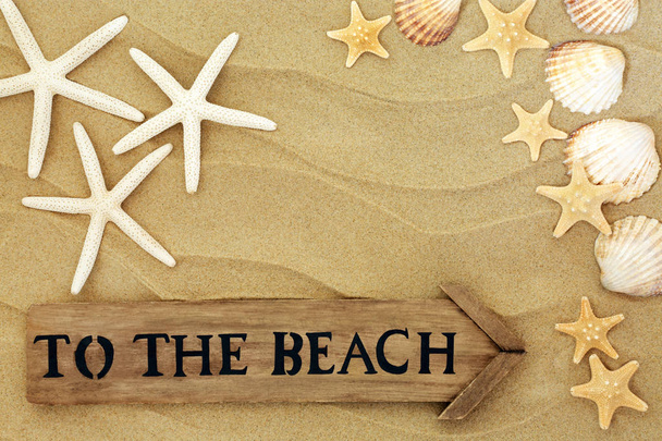 alt rustikal zum Strandschild mit Seesternen und Herzmuscheln auf Sand. Sommerferienkonzept. - Foto, Bild
