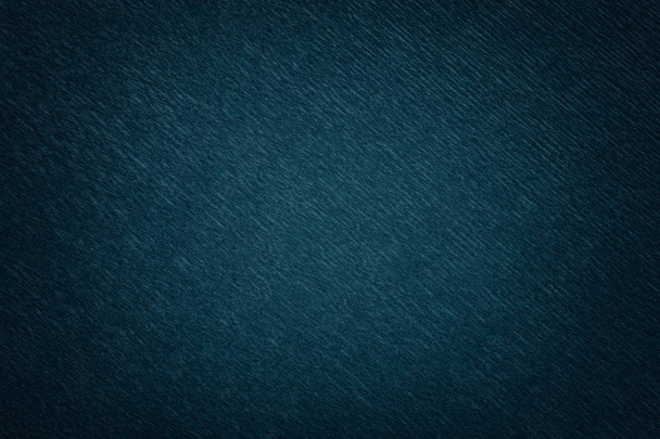 Textural di sfondo blu navy di carta ondulata ondulata, primo piano. Struttura in cartone denim scuro crespato rugoso con vignetta
. - Foto, immagini