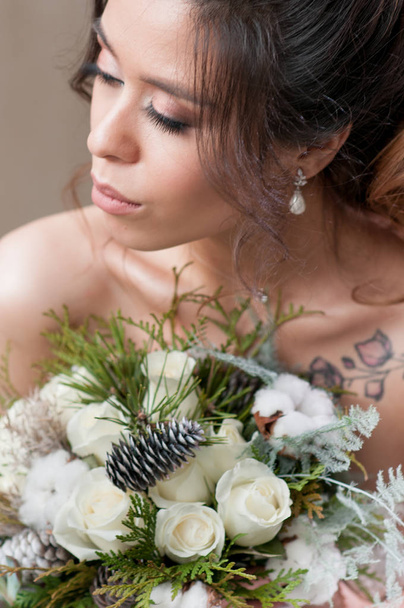 novia en vestido blanco y los preparativos de pelo oscuro para la boda
 - Foto, Imagen