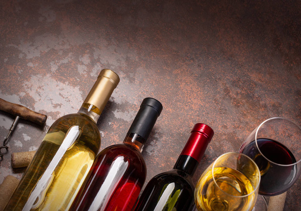 бутылки вина, бокалы и пробки на столе, фон
 - Фото, изображение