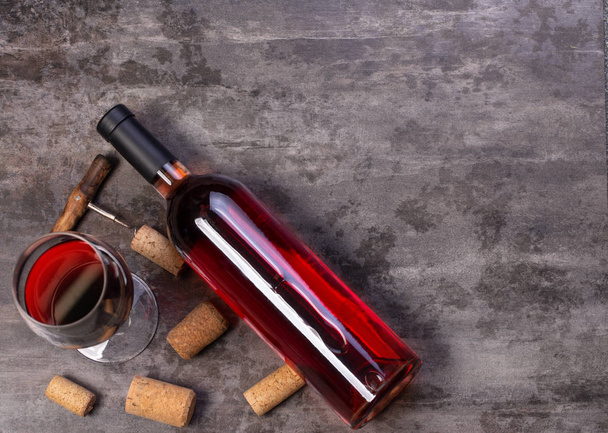 μπουκάλια κρασιού και το ποτήρι στο τραπέζι με το διάστημα αντίγραφο, φόντο - Φωτογραφία, εικόνα