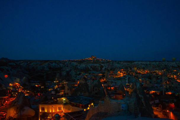 Kivilágított, az éjszakai utcán Goreme, Törökország, Cappadocia. A híres center repülési léggömb. Csodálatos éjszakai tájkép. - Fotó, kép