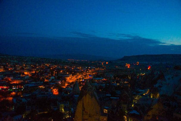 Illuminated at night streets of Goreme, Turkey, Cappadocia. The famous center of flight balloons. Amazing night landscape. - Foto, Imagem