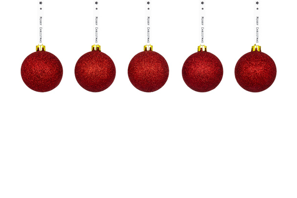 Red Christmas cacko wiszące na białą wstążką, izolowana na białym tle obrzynek ścieżki i kopia spacji, ozdoby świąteczne. - Zdjęcie, obraz