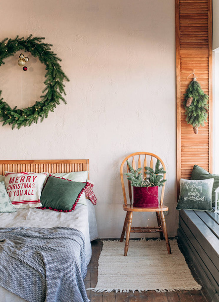 Decoração de sala rústica para festas de Natal com caixas de presente e agulhas de pinho bege marrom verde
 - Foto, Imagem