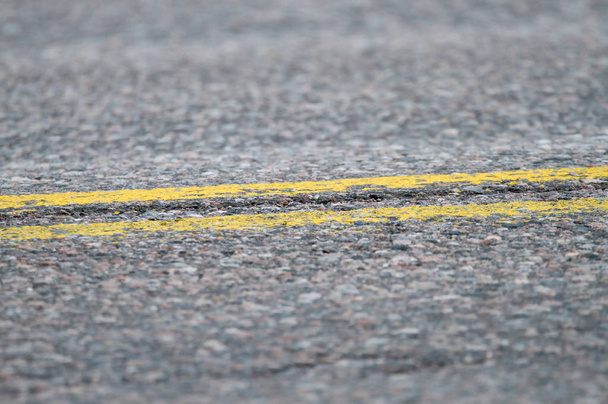 Жовті лінії на смолі в центрі шосе
. - Фото, зображення