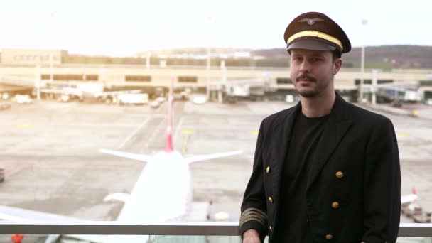 Mladý pilot pózuje na letišti - Záběry, video