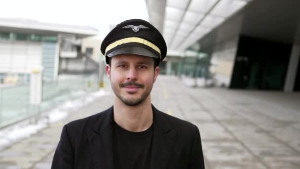 Young male pilot is walking in airport - Video, Çekim