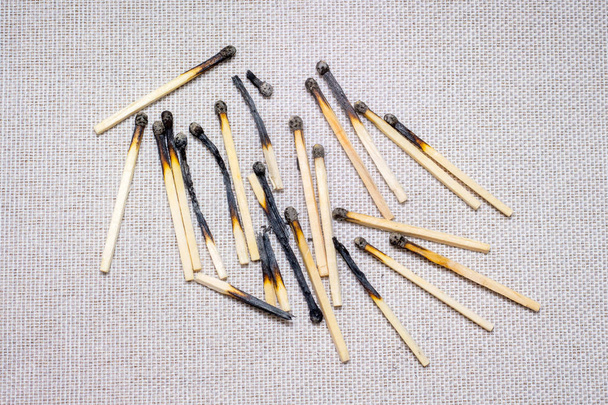 Burned matches on a light background. Used, unnecessary things - Foto, Imagem