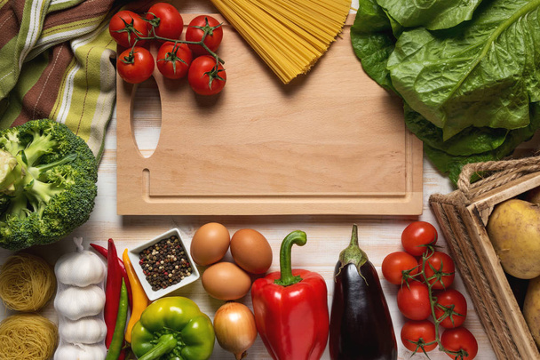 Barevné zeleniny a špagety na dřevěné pozadí s kopií prostor. - Fotografie, Obrázek